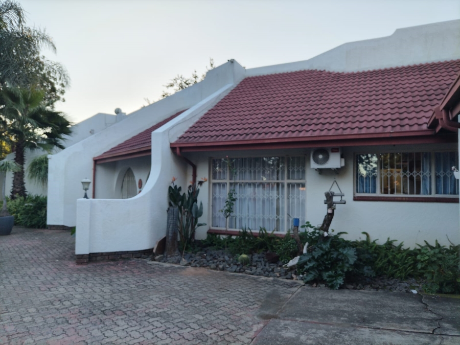 4 Bedroom Property for Sale in Oos Einde North West